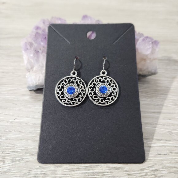 Fashion Jewlery Silvertone Medalion With Scroll Work Blue Stone Dangle Earings - Picture 5 of 7